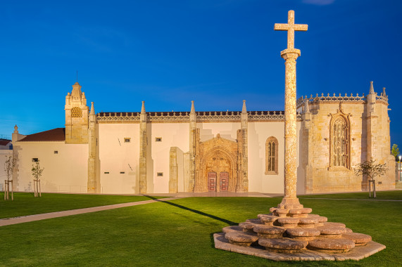 Igreja do antigo Mosteiro de Jesus e claustro, incluindo a primitiva Casa do Capítulo Setúbal