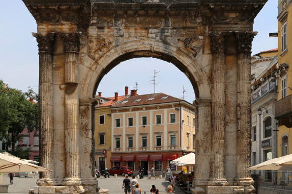 Arch of the Sergii Pula