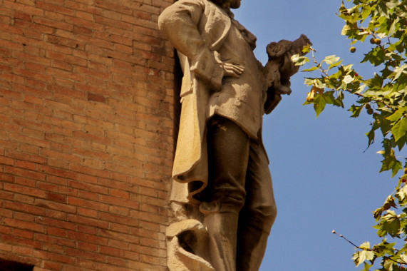 Escultura de l'Hospital de la Santa Creu i Sant Pau Horta-Guinardó