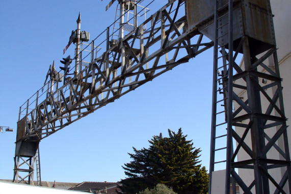 Puente de señales de la estación de Barcelona-Francia Vilanova i la Geltrú