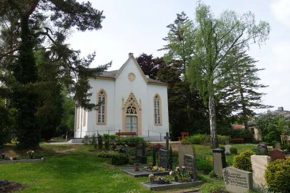 Sachgesamtheit Niederfriedhof mit den Einzeldenkmalen Friedhofskapelle, Verwaltungsgebäude, Erbbegräbnisse und Kriegerdenkmal (siehe auch Einzeldenkmalliste gleiche Anschrift Obj. 09206512) sowie gärtnerisch gestaltete Friedhofsanlage (Gartendenkm Döbeln