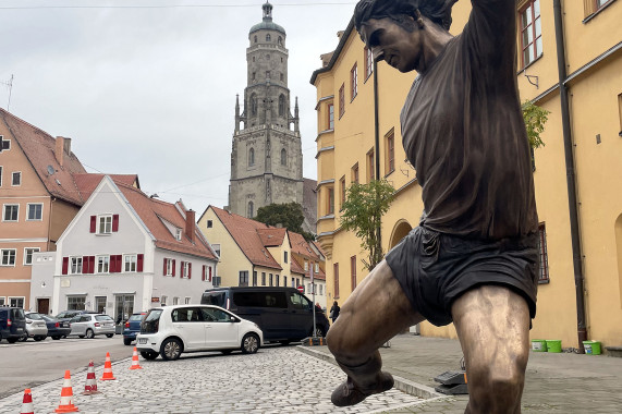 Gerd-Müller-Statue Nördlingen