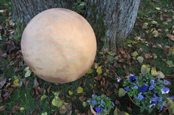 Gedenkkugel für die verfolgten und ermordeten lesbischen Frauen und Mädchen im ehemaligen Frauenkonzentrationslager Ravensbrück und Uckermark Fürstenberg/Havel