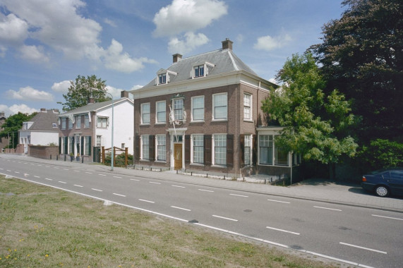 Huis te Kinderdijk. Deftig herenhuis van parterre en verdieping Alblasserdam